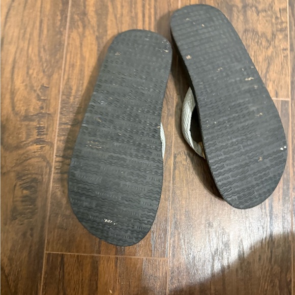 Black and Gray Flip Flops Yellow Box Size 8.5 - Picture 3 of 5
